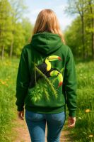 Hoodie Keel Billed Toucans mit Model auf einer Wiese